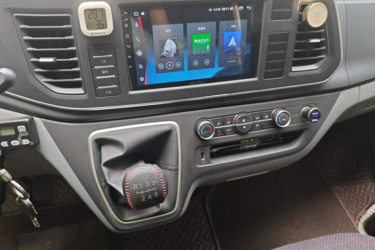Used SAIC MAXUS Xintu V80 2021 2.0T PLUS Manual Commercial Version Long Wheelbase Mid-Roof 9-Seater Audio And AC Panel