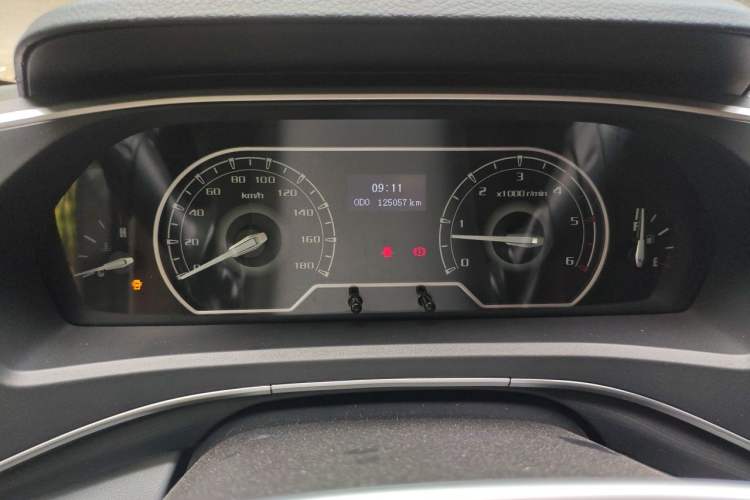 Used SAIC MAXUS Xintu V80 2021 2.0T PLUS Manual Commercial Version Long Wheelbase Mid-Roof 9-Seater Odometer Close Up
