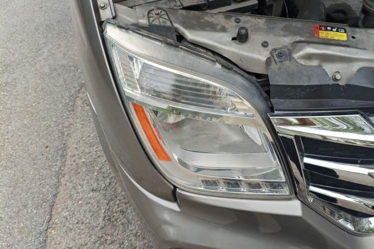 Used SAIC MAXUS Xintu V80 2021 2.0T PLUS Manual Commercial Version Long Wheelbase Mid-Roof 9-Seater Right Front Headlight