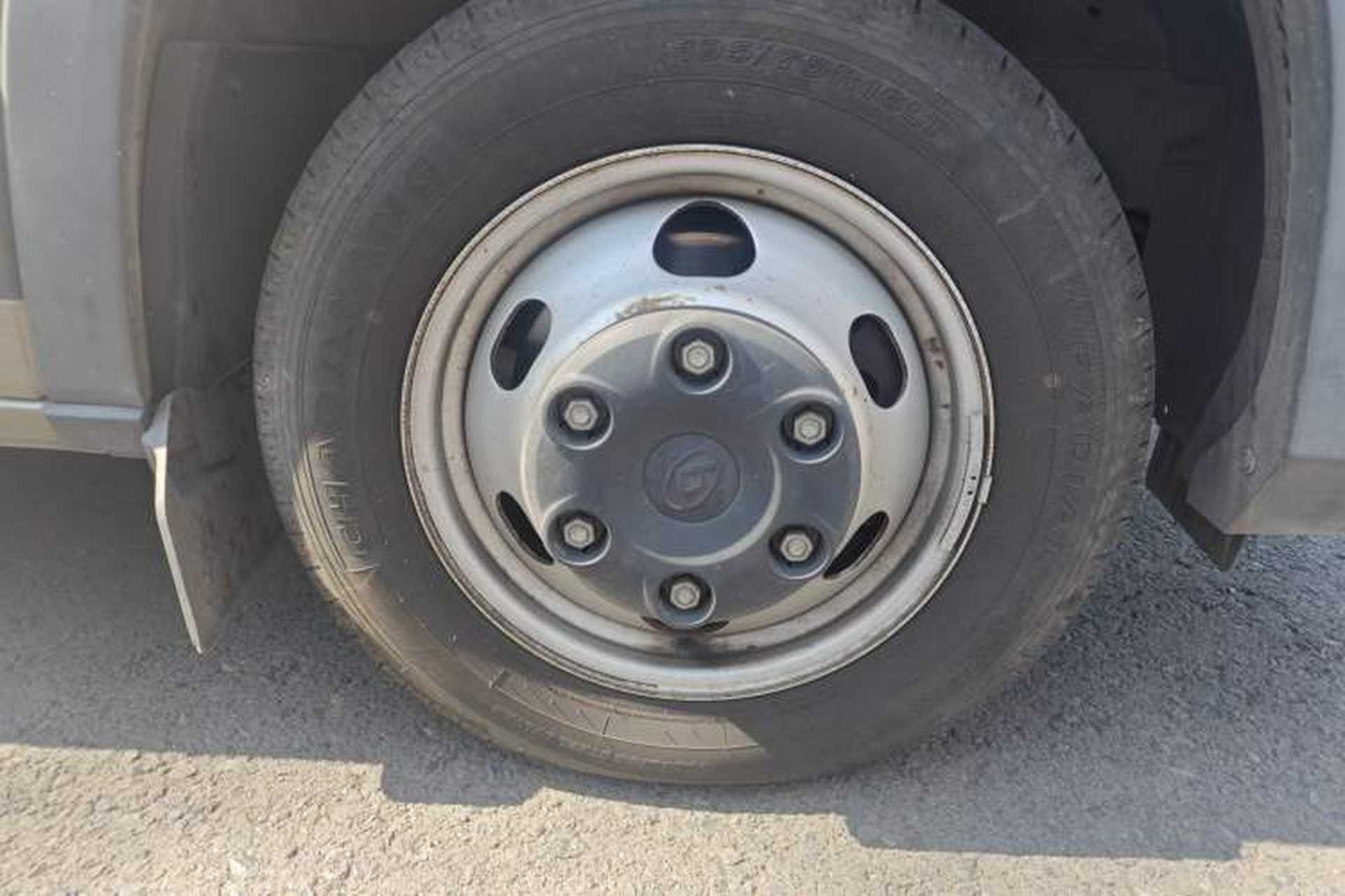 Used SAIC MAXUS Xintu V80  Right Front Wheel Hub