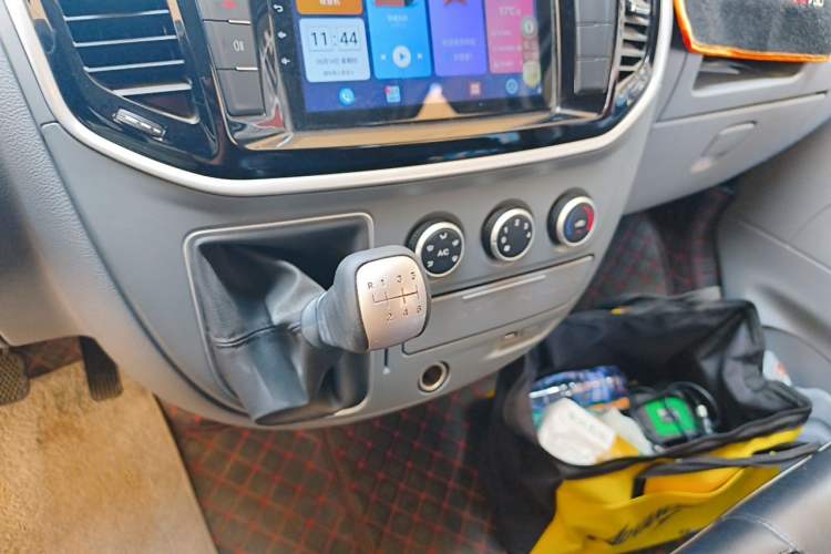 Used SAIC MAXUS Xintu V80 2021 2.0T Manual Classic Aoyuntong Long Wheelbase Mid-Roof 6/7/8/9-Seater Gear Lever