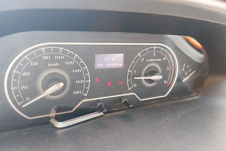 Used SAIC MAXUS Xintu V80 2021 2.0T Manual Classic Aoyuntong Long Wheelbase Mid-Roof 6/7/8/9-Seater Odometer Close Up