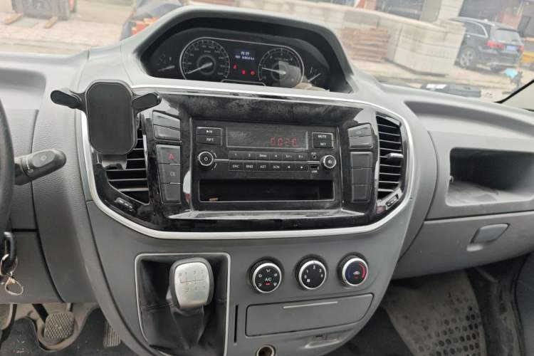 Used SAIC MAXUS Xintu V80 2021 2.0T Manual Classic Aoyuntong Short Wheelbase Ultra-Low Roof 5/6-Seater Audio And AC Panel