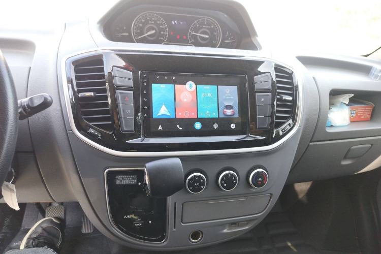 Used SAIC MAXUS Xintu V80 2021 2.0T PLUS AMT City Edition Short Wheelbase Ultra-Low Roof 5/6-Seater Audio And AC Panel
