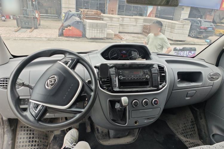 Used SAIC MAXUS Xintu V80 2021 2.0T Manual Classic Aoyuntong Short Wheelbase Ultra-Low Roof 5/6-Seater Center Console