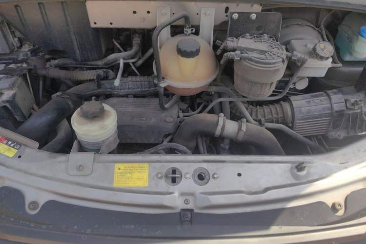 Used SAIC MAXUS Xintu V80 2021 2.0T Manual Classic Aoyuntong Long Wheelbase Mid-Roof 6/7/8/9-Seater Engine Bay