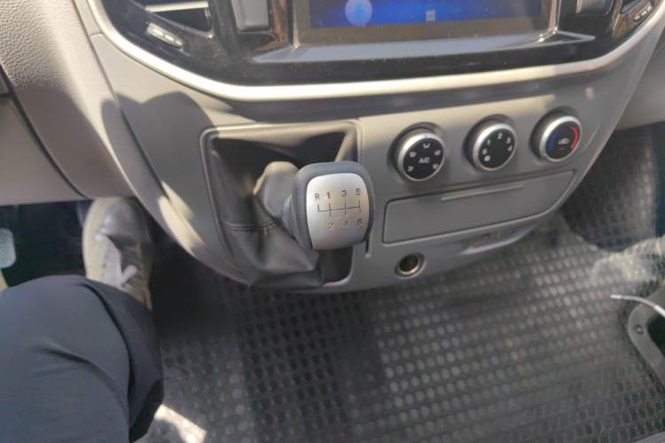 Used SAIC MAXUS Xintu V80 2021 2.0T Manual Classic Aoyuntong Long Wheelbase Mid-Roof 6/7/8/9-Seater Gear Lever