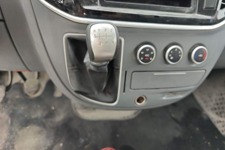 Used SAIC MAXUS Xintu V80 2021 2.0T Manual Classic Aoyuntong Short Wheelbase Ultra-Low Roof 5/6-Seater Gear Lever
