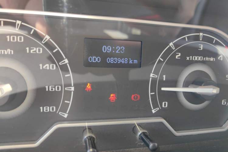 Used SAIC MAXUS Xintu V80 2021 2.0T Manual Classic Aoyuntong Long Wheelbase Mid-Roof 6/7/8/9-Seater Odometer Close Up