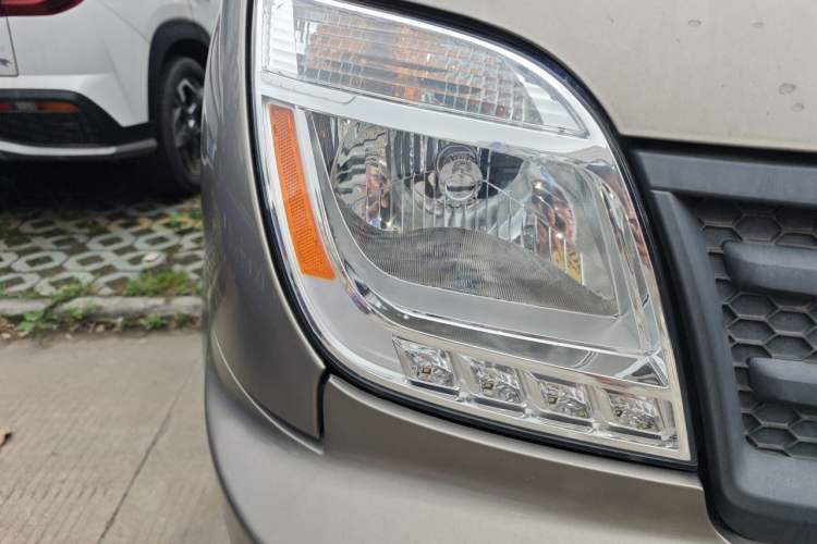 Used SAIC MAXUS Xintu V80 2021 2.0T Manual Classic Aoyuntong Short Wheelbase Ultra-Low Roof 5/6-Seater Right Front Headlight