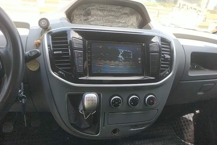 Used SAIC MAXUS Xintu V80 2021 2.0T Manual Classic Aoyuntong Long Wheelbase Mid-Roof 6/7/8/9-Seater Audio And AC Panel