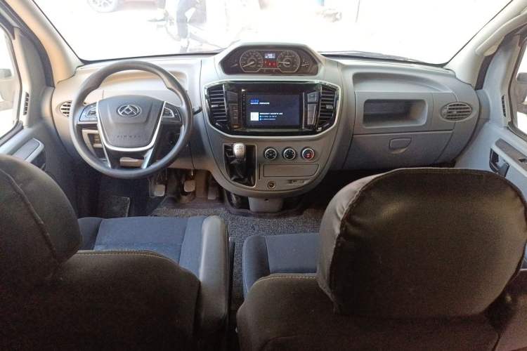 Used SAIC MAXUS Xintu V80 2021 2.0T Manual Classic Aoyuntong Short Wheelbase Mid-Roof 5/6-Seater Center Console
