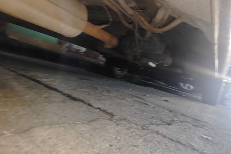 Used SAIC MAXUS Xintu V80 2021 2.0T Manual Classic Aoyuntong 127 PS Mid-axle Mid-roof 6/7/8/9-Seater Chassis Front Left