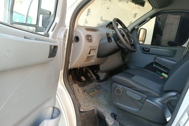 Used SAIC MAXUS Xintu V80 2021 2.0T Manual Classic Aoyuntong Short Wheelbase Mid-Roof 5/6-Seater Driver Seat