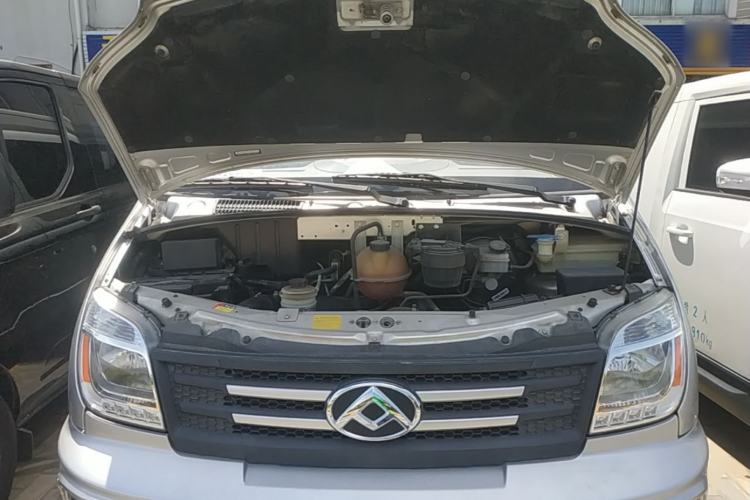 Used SAIC MAXUS Xintu V80 2021 2.0T Manual Classic Aoyuntong Long Wheelbase Mid-Roof 6/7/8/9-Seater Engine Bay