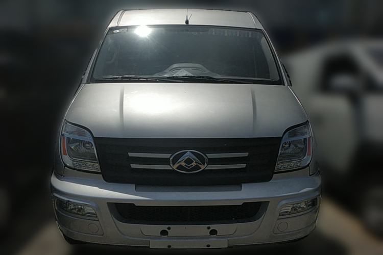 Used SAIC MAXUS Xintu V80 2021 2.0T Manual Classic Aoyuntong Long Wheelbase Mid-Roof 6/7/8/9-Seater Exterior 1