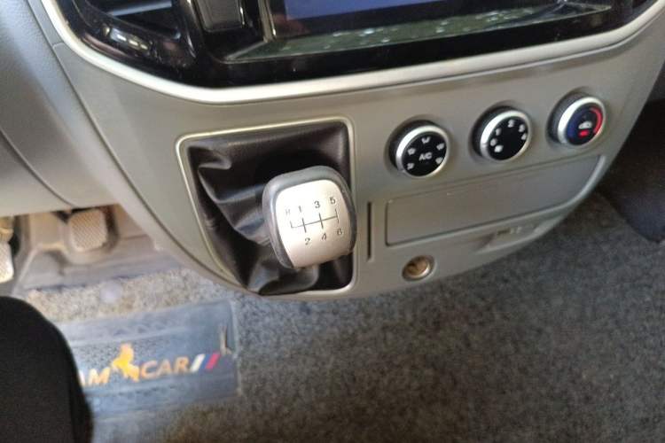 Used SAIC MAXUS Xintu V80 2021 2.0T Manual Classic Aoyuntong Short Wheelbase Mid-Roof 5/6-Seater Gear Lever