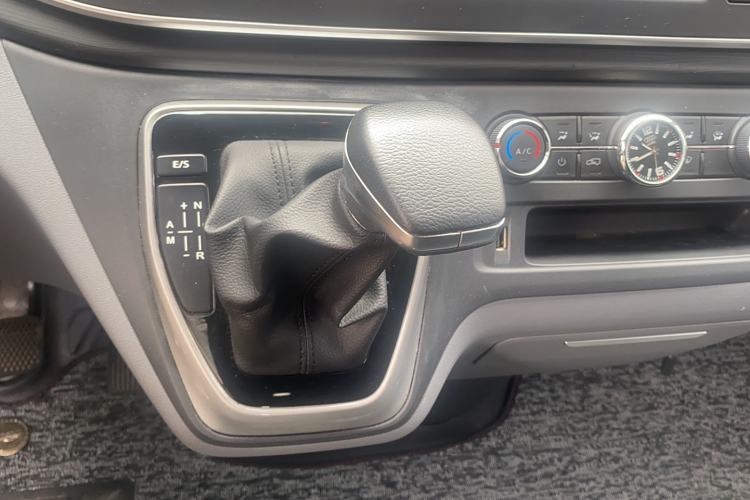 Used SAIC MAXUS Xintu V80 2021 2.0T PLUS AMT City Edition Short Wheelbase Ultra-Low Roof 5/6-Seater Gear Lever