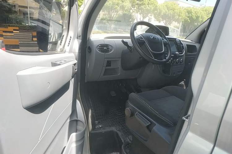 Used SAIC MAXUS Xintu V80 2021 2.0T Manual Classic Aoyuntong Long Wheelbase Mid-Roof 6/7/8/9-Seater Interior 3