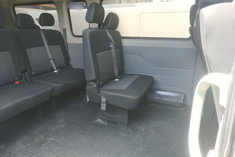 Used SAIC MAXUS Xintu V80 2021 2.0T Manual Classic Aoyuntong Long Wheelbase Mid-Roof 6/7/8/9-Seater Interior 4