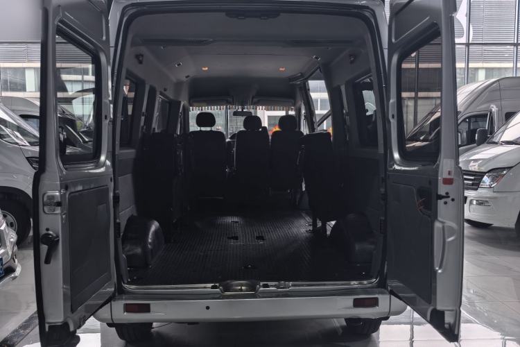 Used SAIC MAXUS Xintu V80 2021 2.0T Manual Classic Aoyuntong Long Wheelbase Mid-Roof 6/7/8/9-Seater Interior 7