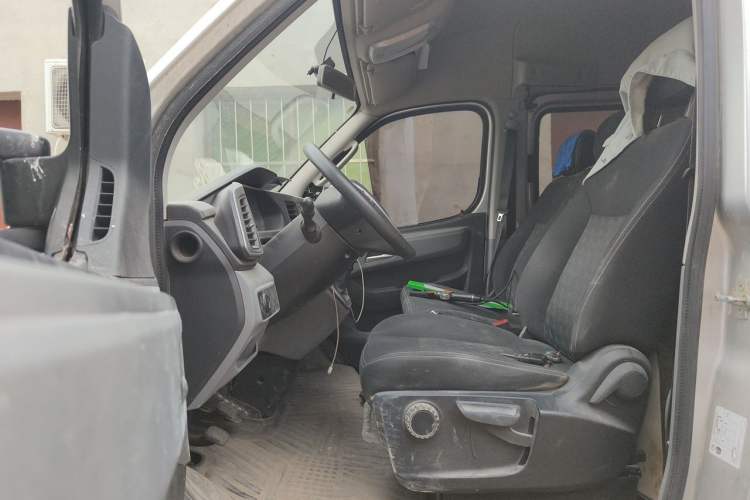 Used SAIC MAXUS Xintu V80 2021 2.0T Manual Classic Aoyuntong 127 PS Mid-axle Mid-roof 6/7/8/9-Seater Left Front Seat