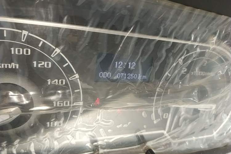 Used SAIC MAXUS Xintu V80 2021 2.0T Manual Classic Aoyuntong Long Wheelbase Mid-Roof 6/7/8/9-Seater Odometer Close Up