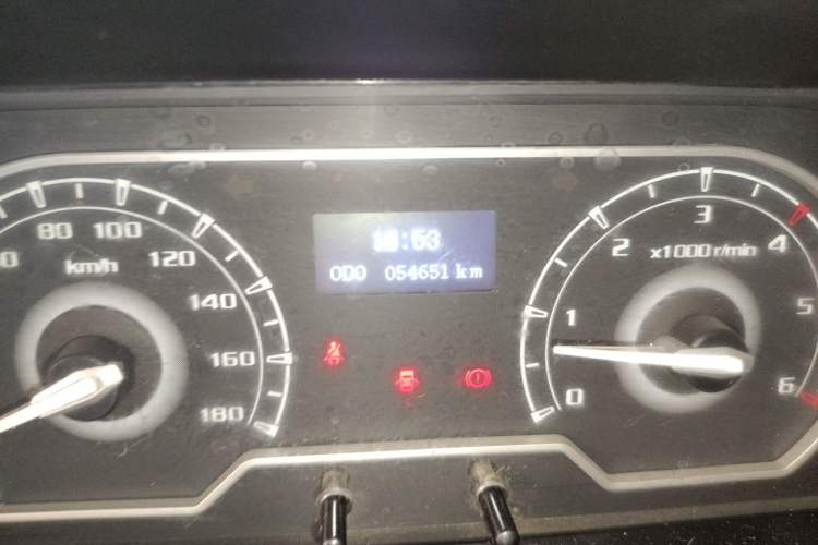 Used SAIC MAXUS Xintu V80 2021 2.0T Manual Classic Aoyuntong Short Wheelbase Mid-Roof 5/6-Seater Odometer Close Up