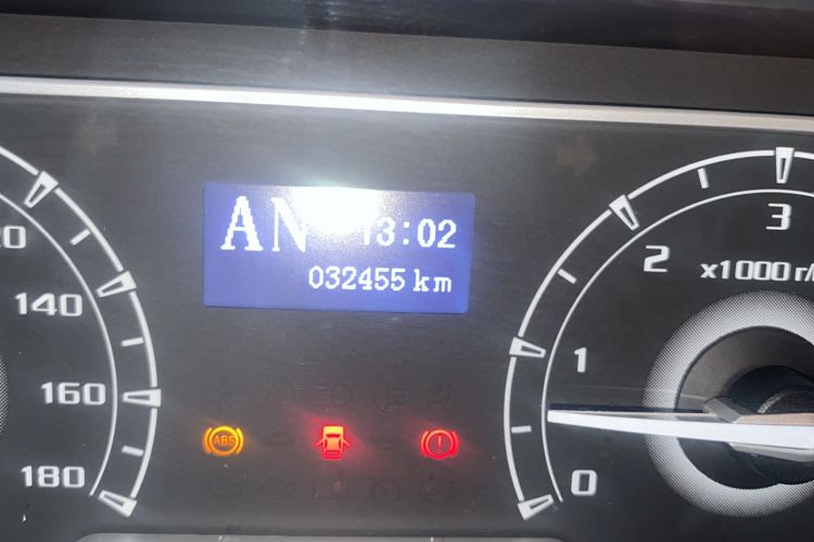 Used SAIC MAXUS Xintu V80 2021 2.0T PLUS AMT City Edition Short Wheelbase Ultra-Low Roof 5/6-Seater Odometer Close Up