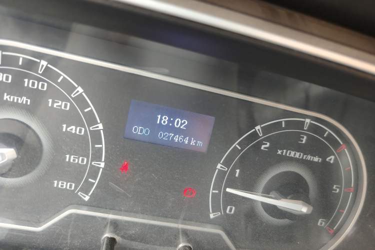 Used SAIC MAXUS Xintu V80 2021 2.0T Manual Classic Aoyuntong 127 PS Mid-axle Mid-roof 6/7/8/9-Seater Odometer Close Up