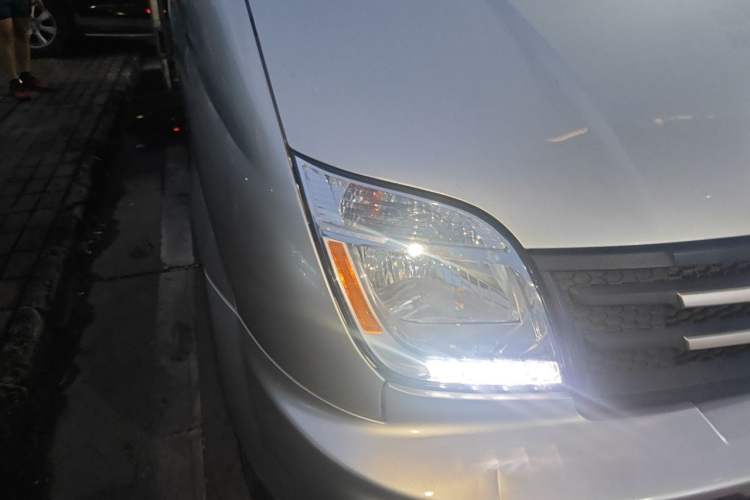 Used SAIC MAXUS Xintu V80 2021 2.0T Manual Classic Aoyuntong 127 PS Mid-axle Mid-roof 6/7/8/9-Seater Right Front Headlight