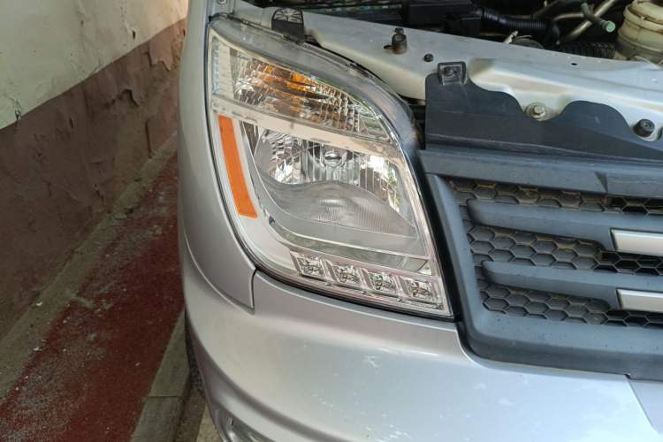 Used SAIC MAXUS Xintu V80 2021 2.0T Manual Classic Aoyuntong Short Wheelbase Mid-Roof 5/6-Seater Right Front Headlight
