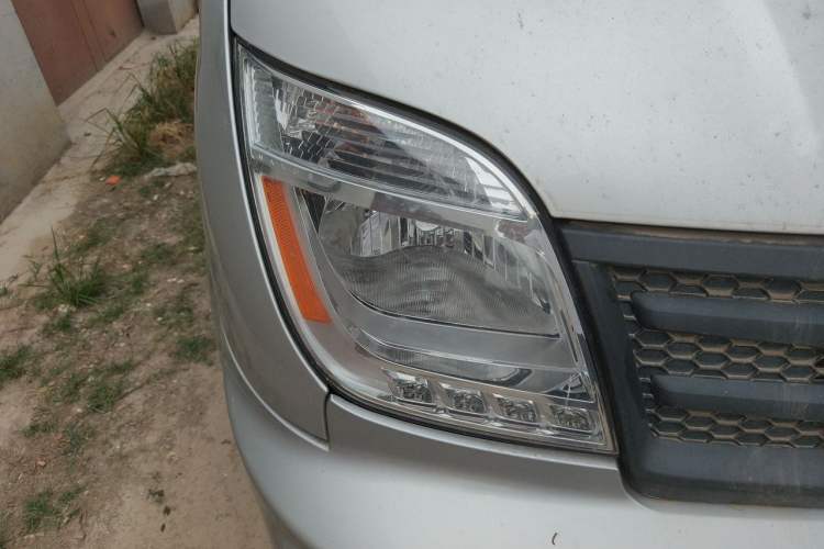 Used SAIC MAXUS Xintu V80 2021 2.0T Manual Classic Aoyuntong 127 PS Mid-axle Mid-roof 6/7/8/9-Seater Right Front Headlight