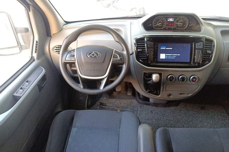 Used SAIC MAXUS Xintu V80 2021 2.0T Manual Classic Aoyuntong Short Wheelbase Mid-Roof 5/6-Seater Steering Wheel