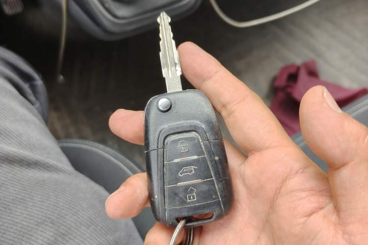 Used SAIC MAXUS Xintu V80 2021 2.0T Manual Classic Aoyuntong 127 PS Mid-axle Mid-roof 6/7/8/9-Seater Vehicle Key
