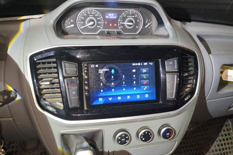Used SAIC MAXUS Xintu V80 2021 2.0T Manual Classic Aoyuntong Short Wheelbase Mid-Roof 5/6-Seater Audio And AC Panel