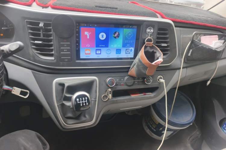 Used SAIC MAXUS Xintu V80 2021 2.0T PLUS Manual City Edition Short Wheelbase Ultra-Low Roof 5/6 Seats Audio And AC Panel