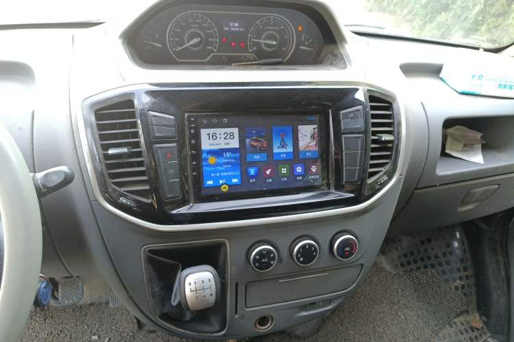 Used SAIC MAXUS Xintu V80 2021 2.0T Manual Classic Aoyuntong Short Wheelbase Mid-Roof 5/6-Seater Audio And AC Panel
