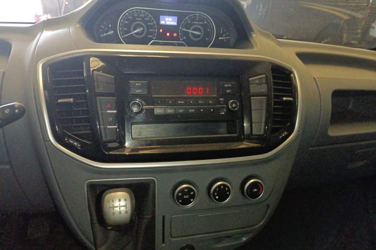 Used SAIC MAXUS Xintu V80 2021 2.0T Manual Classic Aoyuntong Short Wheelbase Ultra-Low Roof 7/8/9-Seater Audio And AC Panel