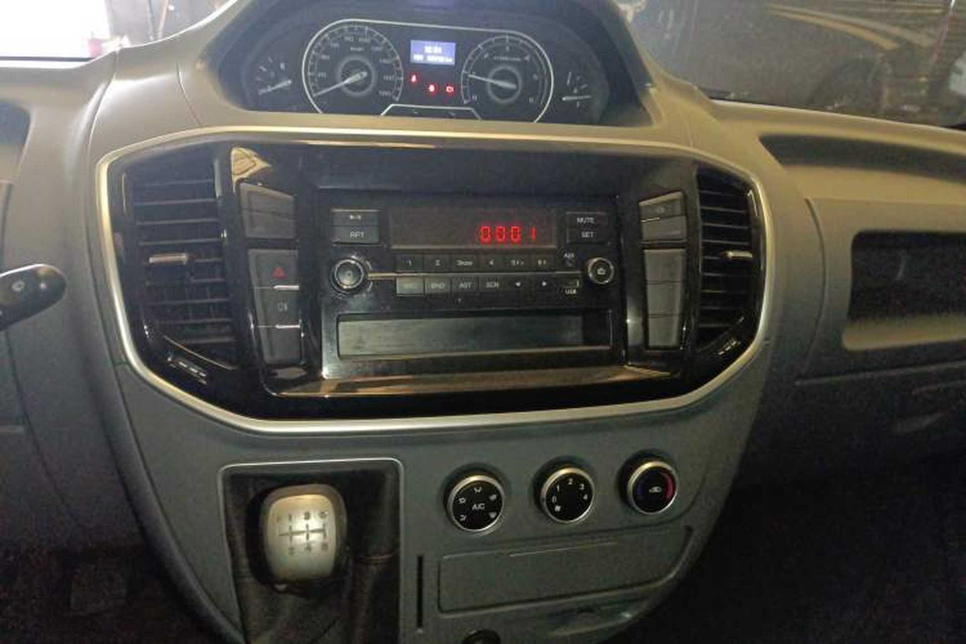Used SAIC MAXUS Xintu V80 2021 2.0T Manual Classic Aoyuntong Short Wheelbase Ultra-Low Roof 7/8/9-Seater Audio And AC Panel