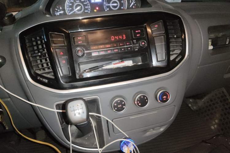 Used SAIC MAXUS Xintu V80 2021 2.0T Manual Classic Aoyuntong Long Wheelbase Mid-Roof 6/7/8/9-Seater Audio And AC Panel