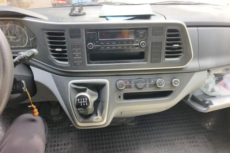 Used SAIC MAXUS Xintu V80 2021 2.0T PLUS Manual City Edition Short Wheelbase Ultra-Low Roof 5/6 Seats Audio And AC Panel