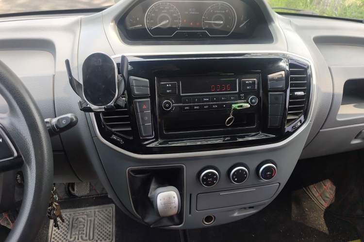 Used SAIC MAXUS Xintu V80 2021 2.0T Manual Classic Aoyuntong Short Wheelbase Ultra-Low Roof 5/6-Seater Audio And AC Panel