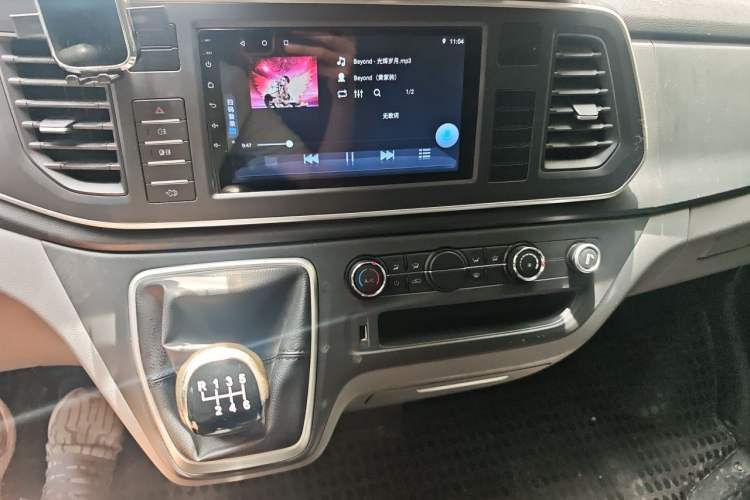 Used SAIC MAXUS Xintu V80 2021 2.0T Manual Classic Aoyuntong Short Wheelbase Ultra-Low Roof 5/6-Seater Audio And AC Panel