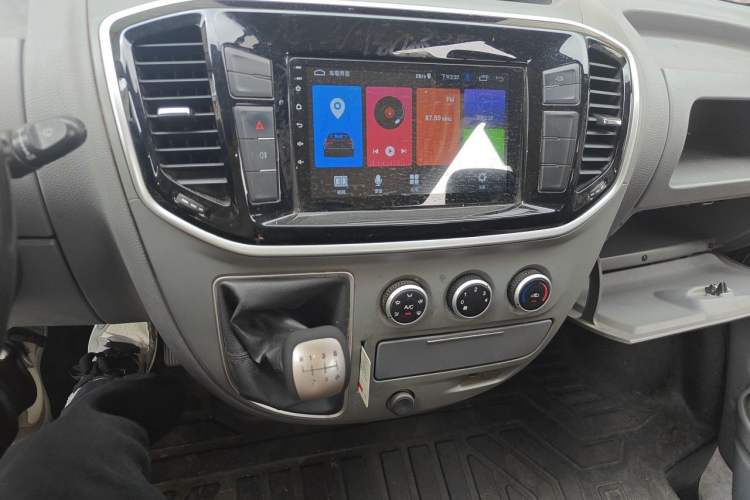 Used SAIC MAXUS Xintu V80 2021 2.0T Manual Classic Aoyuntong Long Wheelbase Mid-Roof 6/7/8/9-Seater Audio And AC Panel