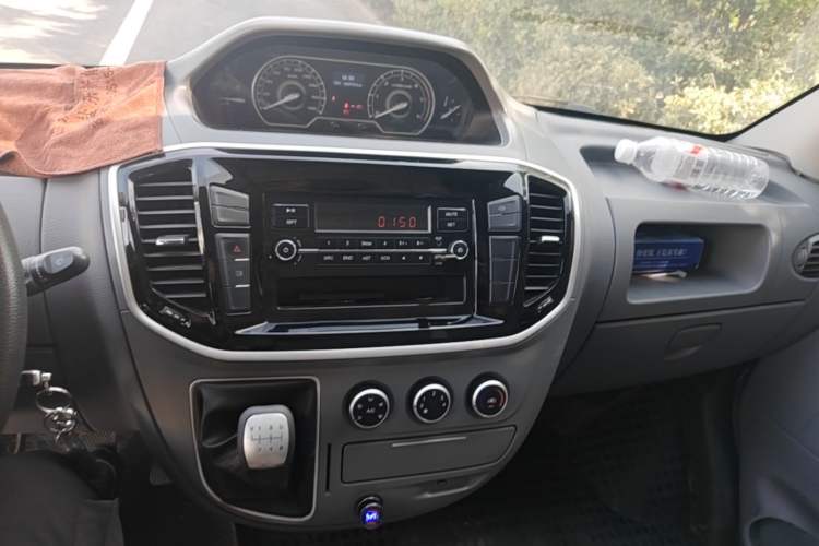 Used SAIC MAXUS Xintu V80 2021 2.0T Manual Classic City Delivery King Long Wheelbase Mid-Roof 3 Seats Audio And AC Panel