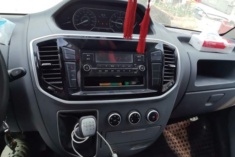 Used SAIC MAXUS Xintu V80 2021 2.0T Manual Classic Aoyuntong Short Wheelbase Mid-Roof 5/6-Seater Audio And AC Panel