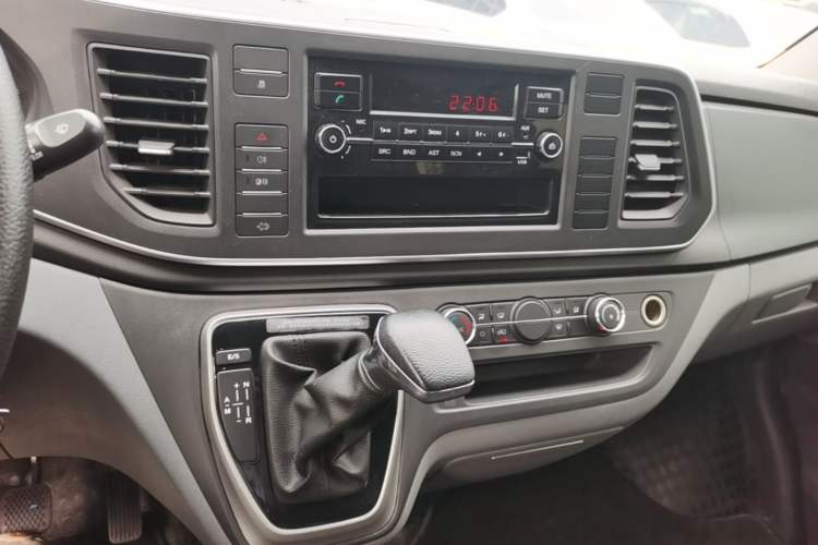 Used SAIC MAXUS Xintu V80 2021 2.0T PLUS AMT City Edition Short Wheelbase Ultra-Low Roof 5/6-Seater Audio And AC Panel