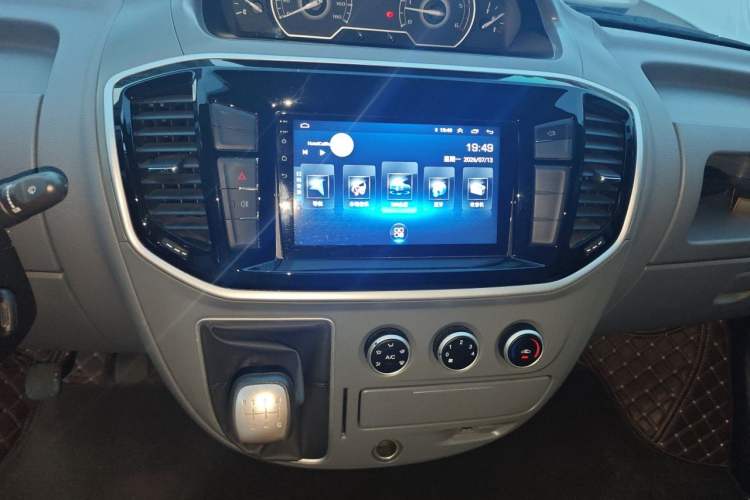 Used SAIC MAXUS Xintu V80 2021 2.0T Manual Classic Aoyuntong Long Wheelbase Mid-Roof 6/7/8/9-Seater Audio And AC Panel