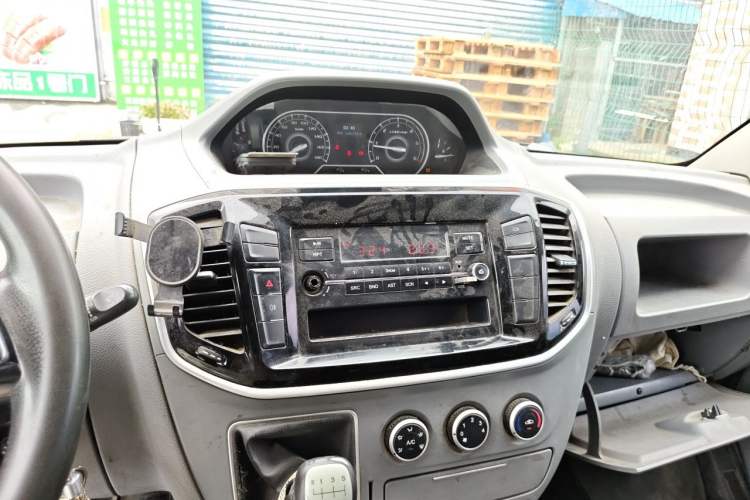 Used SAIC MAXUS Xintu V80 2021 2.0T Manual Classic Aoyuntong Short Wheelbase Mid-Roof 5/6-Seater Audio And AC Panel